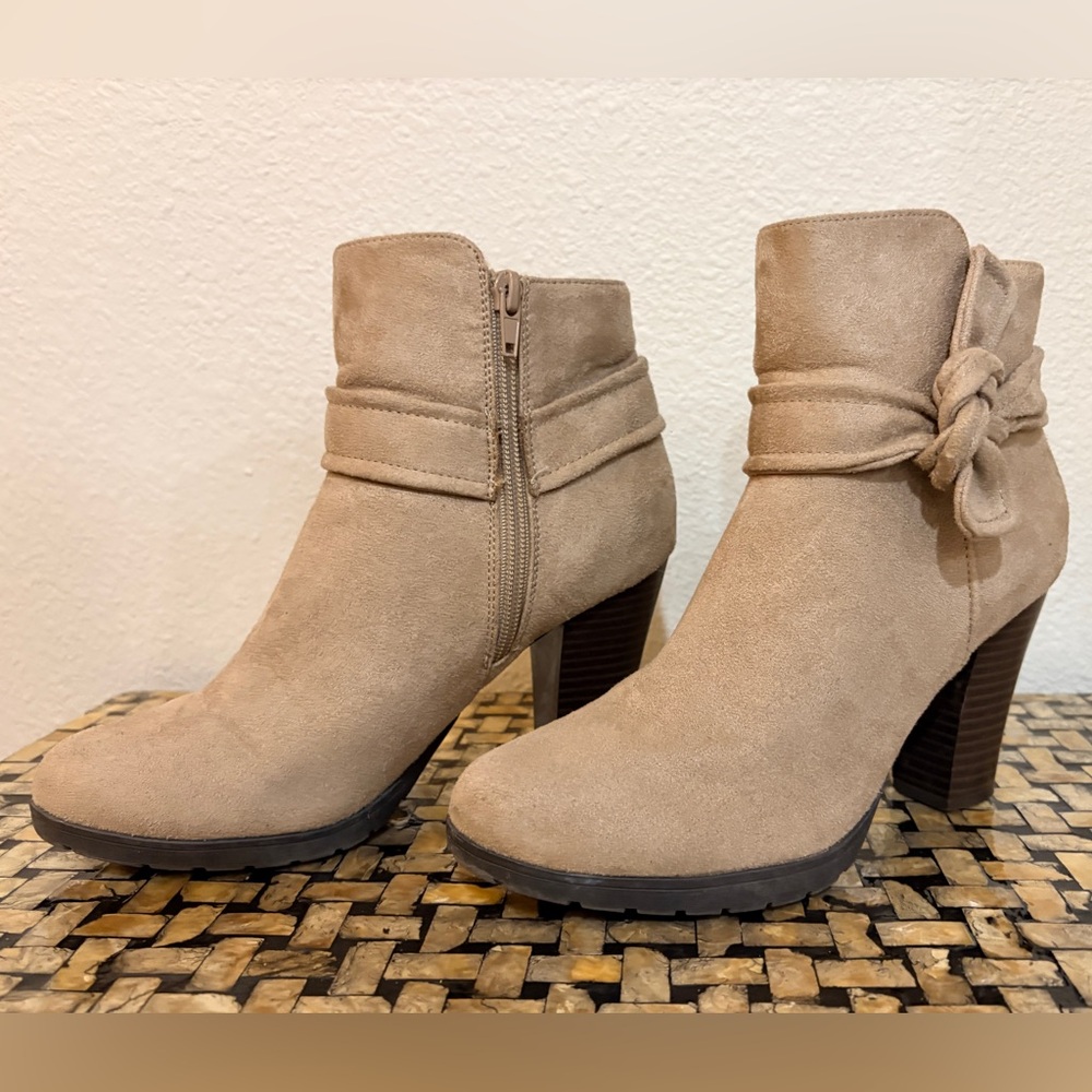 White Mountain Saletta Heeled Tan Ankle Boots with Bow Size 7